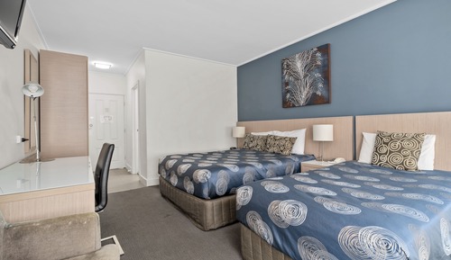 Habitación superior con 2 camas individuales, en la zona del patio