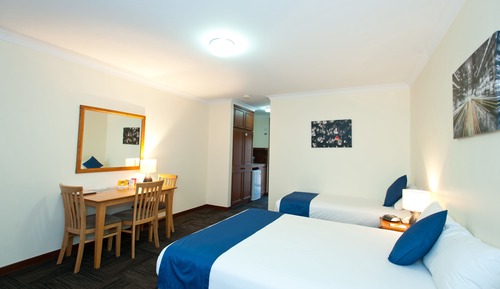 Habitación económica con 2 camas individuales, varias camas