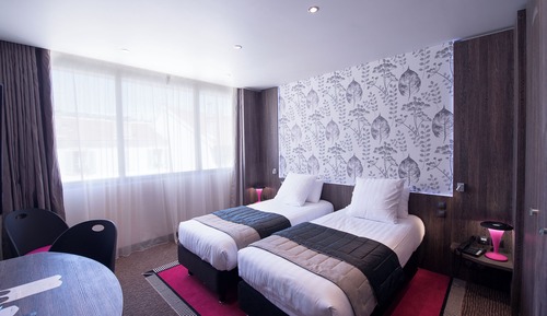 Habitación superior con 2 camas individuales, vistas a la ciudad