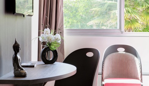 Habitación superior con 2 camas individuales, vistas al jardín