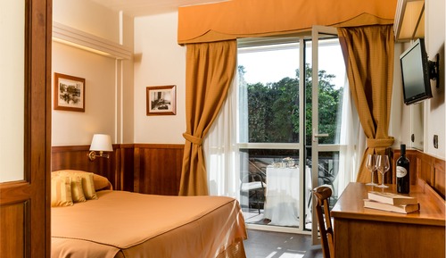Habitación clásica con 1 cama doble o 2 individuales, balcón, vistas parciales al mar