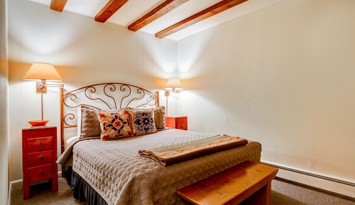 Habitación, 1 cama de matrimonio, cocina básica