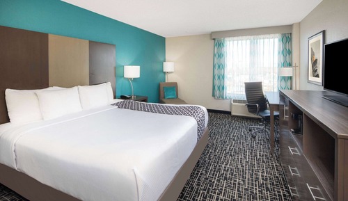 Habitación Deluxe, 1 cama de matrimonio grande, con vistas (Mobility Accessible, Airport View)