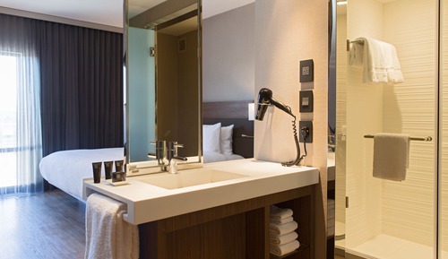 Habitación, 1 cama de matrimonio grande (Mobility Accessible, Roll-In Shower)