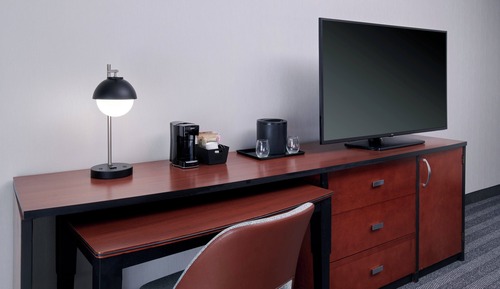 Suite, 1 cama de matrimonio grande con sofá cama (Mobility/Hearing Accessible, Tub)