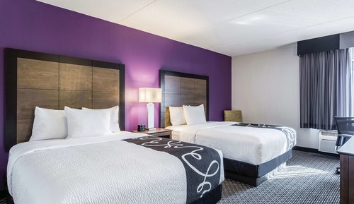 Habitación, 2 camas de matrimonio, accesible para personas con discapacidad (Mobility/Hearing)