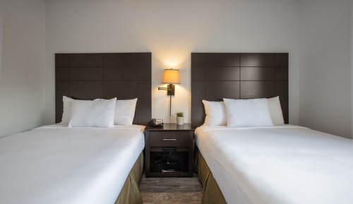 Habitación estándar, 2 camas dobles (Guest Room at the Oaks)