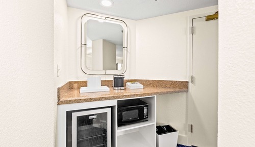 Habitación, varias camas, vistas parciales al mar