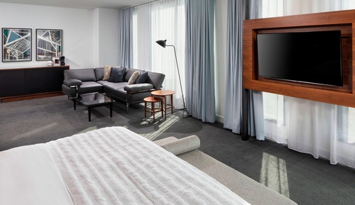 Suite Deluxe, 1 habitación, vistas a la ciudad (Mobility/Hearing Access, Roll-In Shwr)