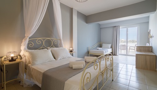 Habitación superior con 1 cama doble o 2 individuales, vistas al mar