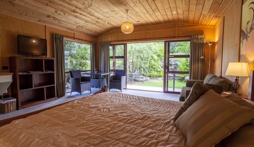 Estudio romántico, 1 cama de matrimonio grande, vistas al jardín