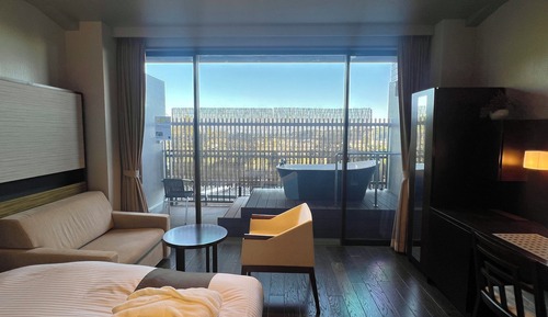 Habitación superior con 2 camas individuales, baño privado