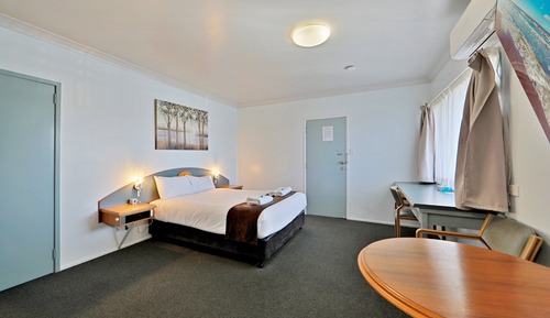 Upstairs Deluxe Queen Room with Kitchenette