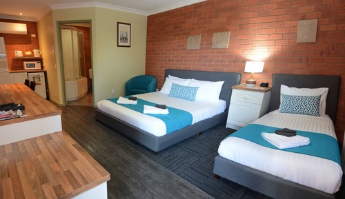 Habitación con 2 camas individuales, bañera