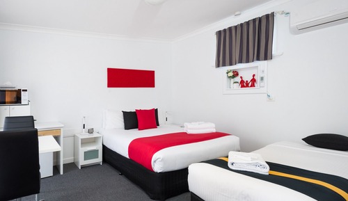 Standard Room, Non Smoking (Triple Room (Q & S Bed))