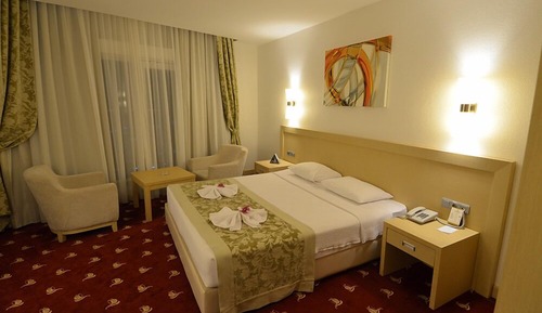 Habitación estándar con 1 cama doble o 2 individuales, 1 cama doble, baño privado, vistas al mar