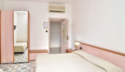 Habitación estándar con 1 cama doble o 2 individuales, balcón