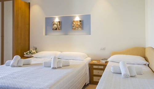 Habitación triple, balcón