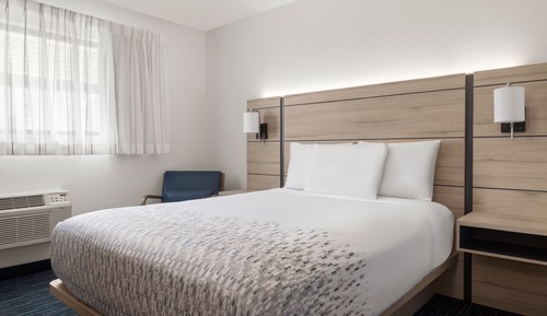 Deluxe Single Queen Pool View