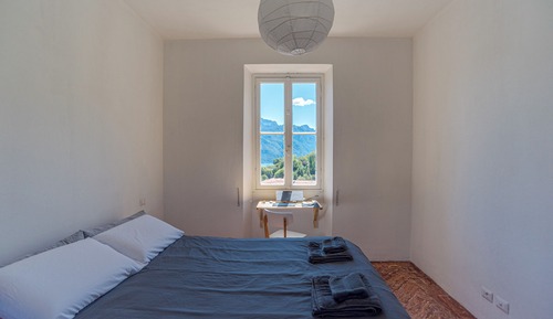 Casa adosada familiar, 3 habitaciones, 2 baños, junto a la montaña (Casa di Pietra Menaggio)