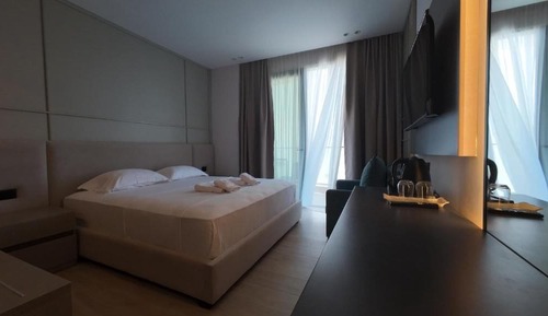 Deluxe Double Room, Partial Sea View