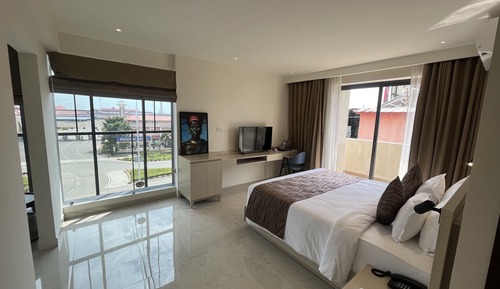 PRESIDENCY AIRPORT VIEW SUITE with Free Airport Pickup/Drop