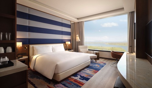 [Splash Bay PKG] Ocean Tower Lake Deluxe King + Splash Bay Ticket, 4 Pax (Usage: CI 14-20 / CO 8-12)