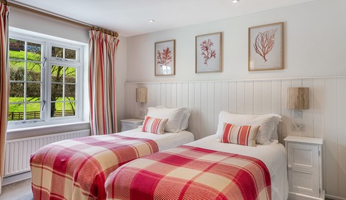 Habitación con 2 camas individuales, baño privado