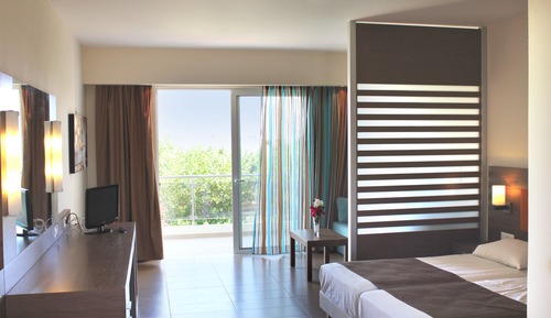 Estudio, balcón, vistas al jardín