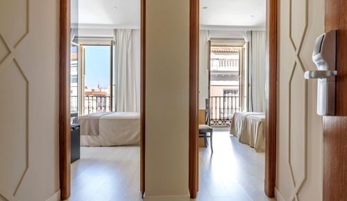 2 Habitaciones dobles comunicadas con vistas a la Puerta del Sol