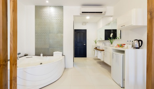 Suite estudio ejecutiva, bañera de hidromasaje, junto a la piscina (Sirocco)