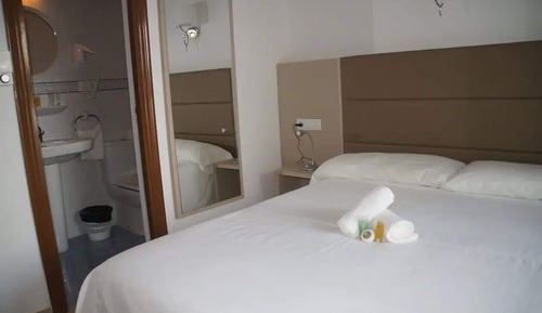Habitación con 1 cama doble o 2 individuales, vistas al jardín