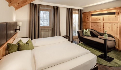 Habitación superior con 1 cama doble o 2 individuales, balcón