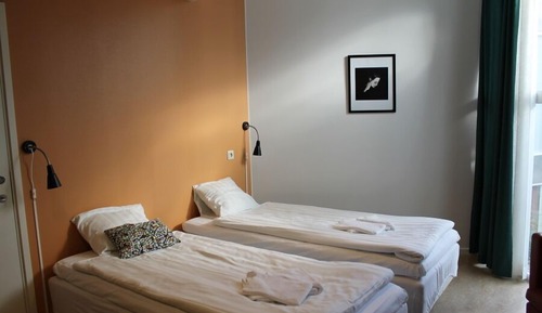 Habitación con 2 camas individuales, baño privado (Pets Not allowed)