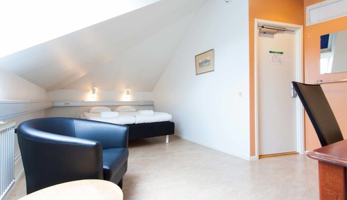 Habitación con 2 camas individuales, baño compartido (Pets Not allowed)