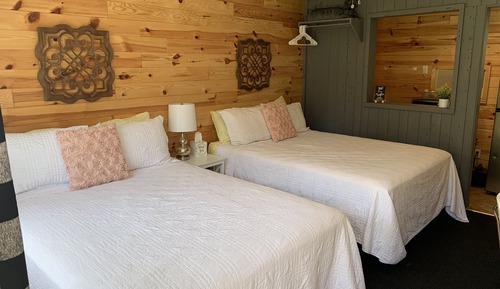 Habitación, 2 camas de matrimonio, cocina básica, junto al lago