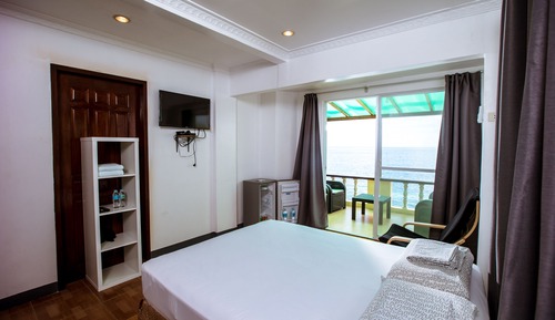 Estudio clásico, cocina básica, vistas a la playa