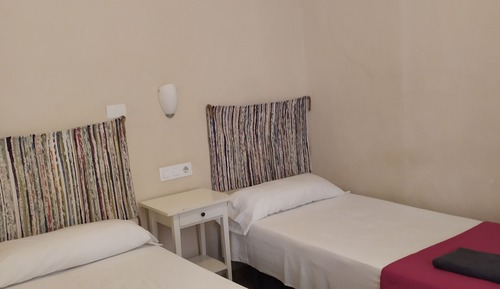 DOBLE - 2  CAMAS BAÑO COMPARTIDO