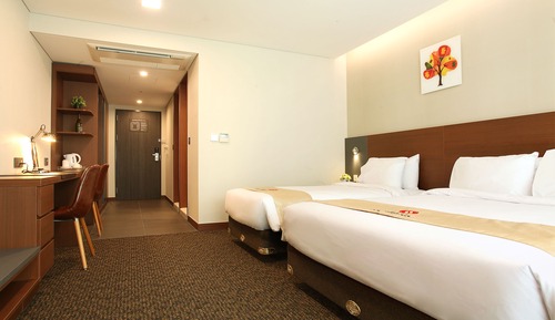 [My Holiday PKG] Deluxe Twin Room with CGVmovie ticket*1 + Can Beer*2 + Snack*1 +Late CheckOut 13:00