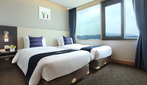 [My Holiday PKG] Standard Twin Room with CGV movie ticket*1+Can Beer*2+Snack*1+Late CheckOut 13:00