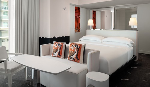 Habitación Premier, 1 cama de matrimonio grande, balcón (Mobility/Hearing Access, Roll-In Shwr)
