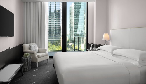 Habitación Deluxe, 1 cama de matrimonio grande, balcón, vistas a la ciudad (Hearing Accessible)