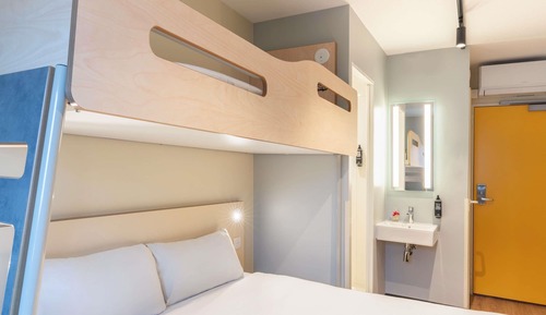 Habitación, varias camas