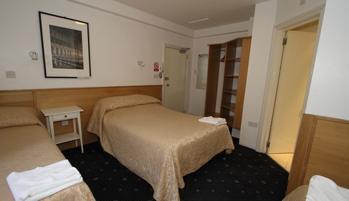 Habitación, varias camas, baño privado