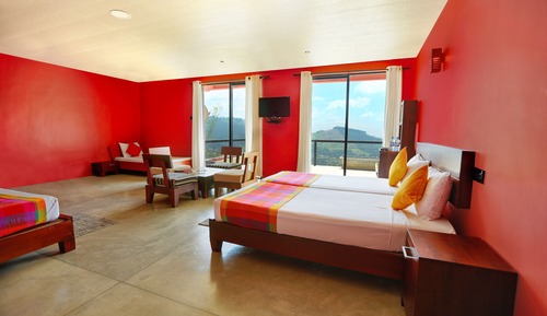 Habitación familiar, varias camas, baño privado, vistas a la colina