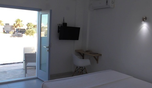 Habitación con 1 cama doble o 2 individuales, vistas a la piscina