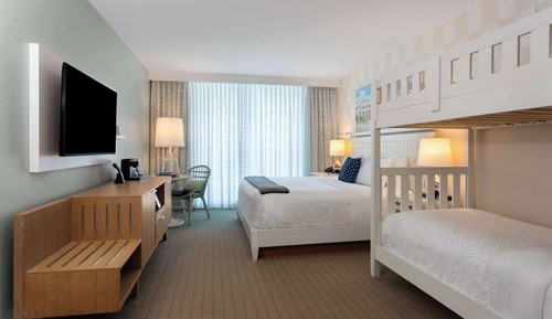 Habitación, varias camas (Give Kids the World)