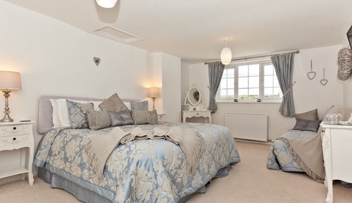 Habitación superior con 1 cama doble o 2 individuales, baño privado (Porcelain)