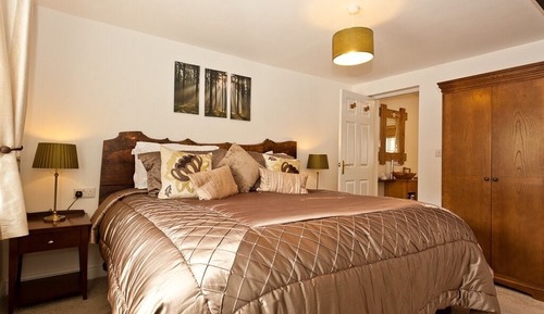 Habitación doble, baño privado (Ground Floor - Wooden)