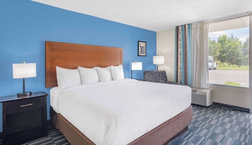 Habitación, 1 cama de matrimonio grande, fumadores (Mobility, Roll-In Shower)